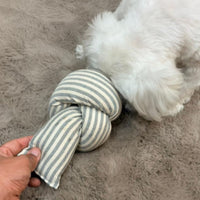 The knot (Squeak toy)